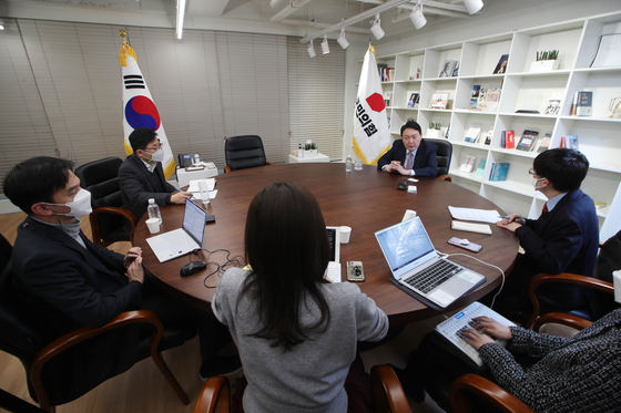 2022년 2월 7일 서울 영등포구 국민의힘 중앙당사. 윤석열 국민의힘 대선후보가 중앙일보와 인터뷰하고 있다. 그는 한동훈 검사장을 두고 “거의 독립운동처럼 수사해 온 사람”이라고 치켜세웠다. 김상선 기자