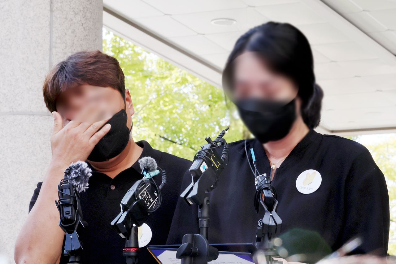'여고생 살해범' 장윤기에게 무기징역이 선고된 30일 오후 광주지방법원 앞에서 고(故) 이채원 양의 유족이 선고 결과에 대한 입장을 밝히고 있다. [연합뉴스]