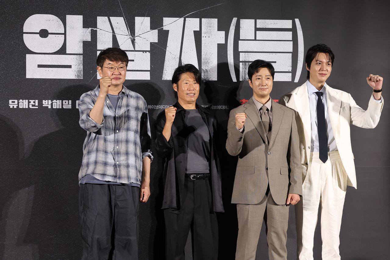 지난 10일 영화 '암살자(들)' 제작보고회에 허진호 감독과 배우 유해진, 박해일, 이민호(왼쪽부터)가 나와 영화를 홍보했다.연합뉴스
