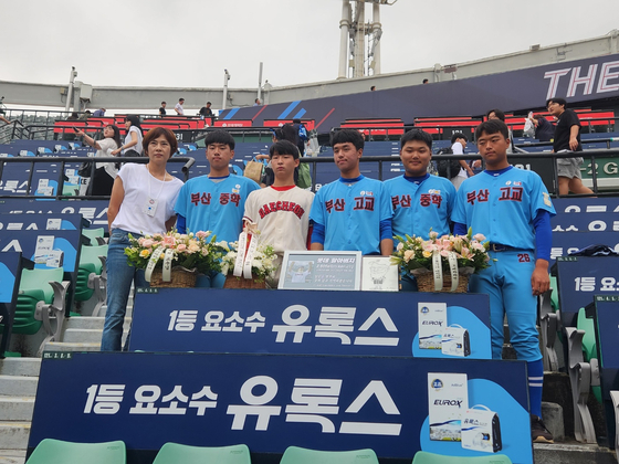 2023년 부산 사직구장에서 열린 케리마허 장학금 1기 전달식에 참석한 선수들. 센텀중 하현승의 어머니 신명희 씨(왼쪽부터). 부산중 김민서, 대천중 김진욱, 부산고 안지원, 부산중 박의진, 부산고 우명현. 부산=김효경 기자