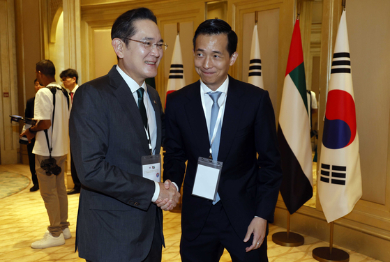 2025년 11월 19일 이재용 삼성전자 회장(왼쪽)과 김동관 한화그룹 수석부회장(당시 부회장)이 아랍에미리트 아부다비 소재 호텔에서 열린 '한-아랍에미리트 비즈니스 라운드테이블'에서 인사하고 있다. 두 사람은 2014년 삼성-한화 빅딜 협상의 주역이다. 대통령실사진기자단