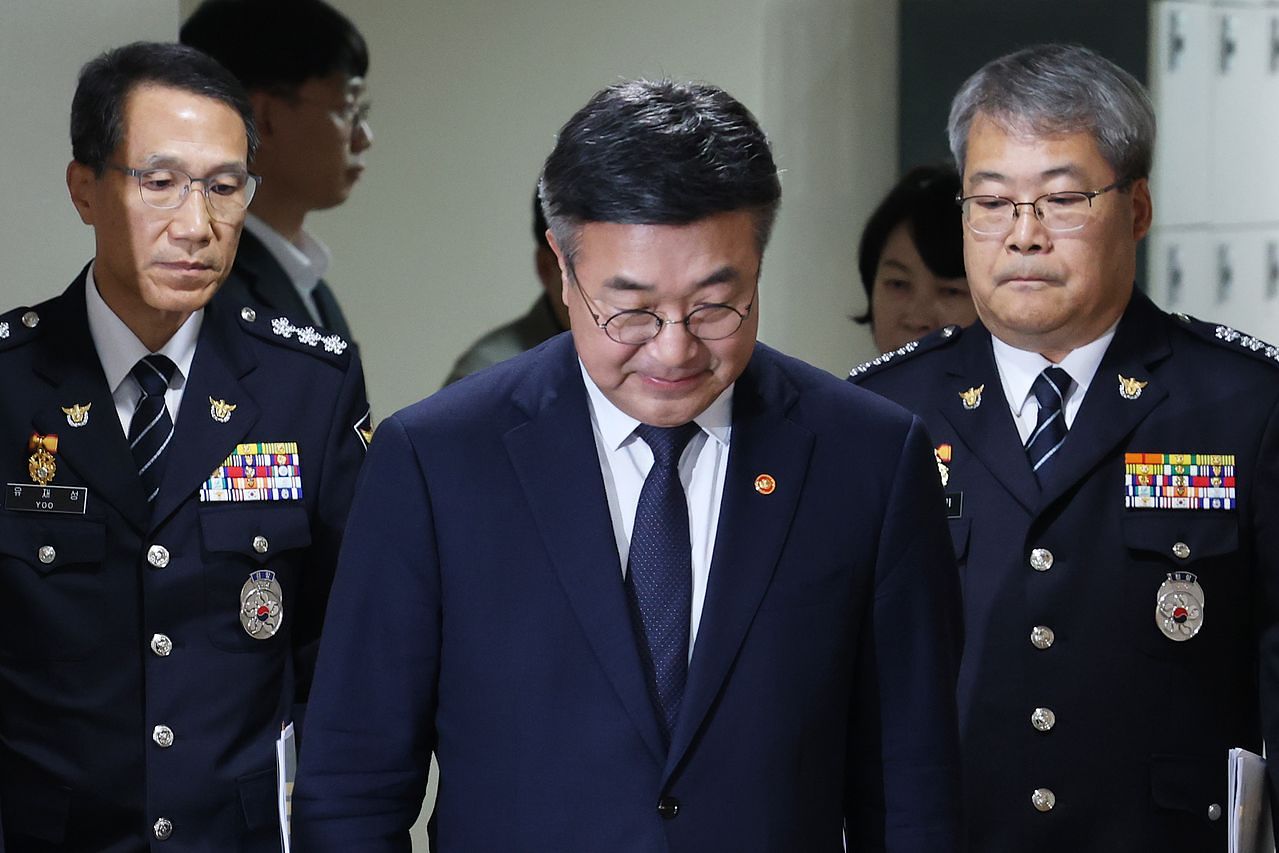 윤호중 행정안전부 장관(가운데)과 유재성 경찰청장 직무대행(왼쪽), 홍석기 국가수사본부장이 지난 7월 16일 정부서울청사에서 경찰 수사 내부 비리 근절 및 민주적 통제 강화 방안을 발표하기 위해 입장하고 있다. [뉴스1]