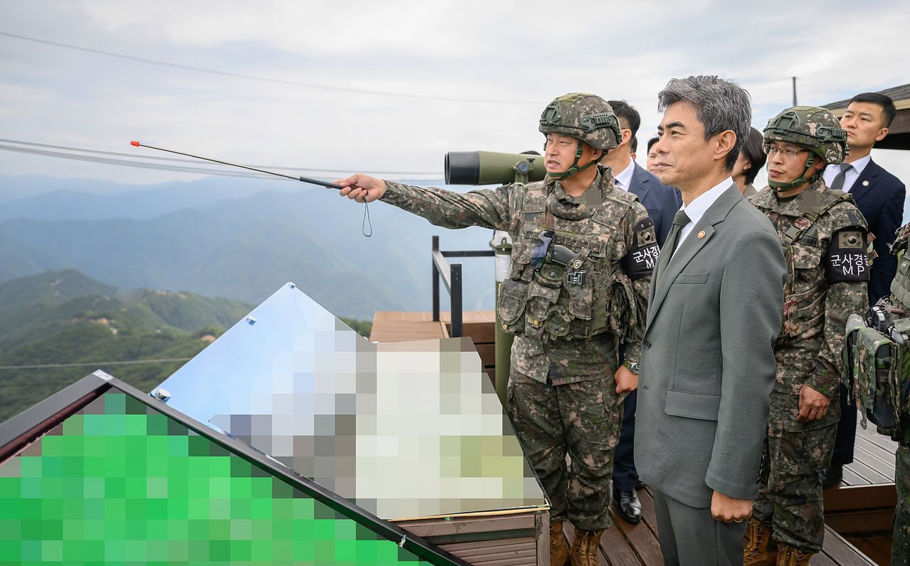 강신철 국방부 장관이 추석연휴 첫날인 24일 중동부전선 최전방 육군 제7보병사단을 방문, 부대 관계자로부터 설명을 듣고 있다. 사진 국방부 