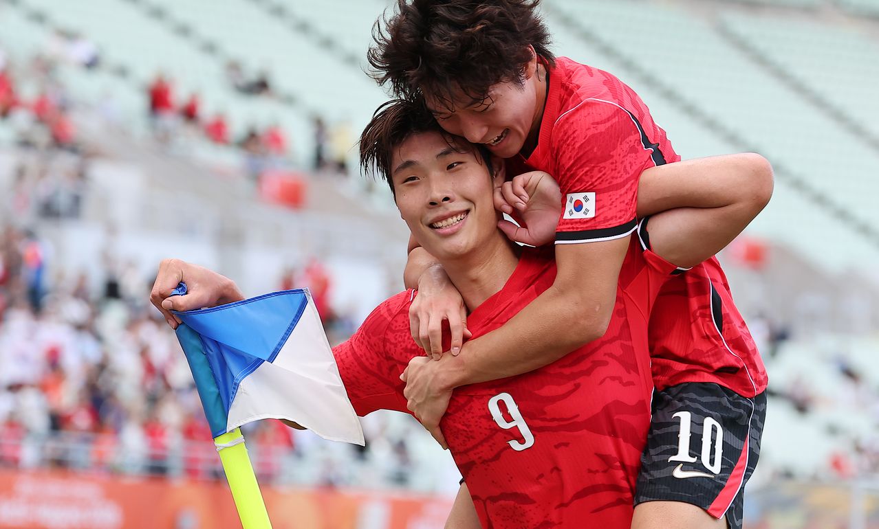 30일 일본 오사카 나가이 스타디움에서 열린 2026 아이치·나고야 아시안게임 남자 축구 준결승 대한민국과 중국의 경기. 전반전 한국 이영준이 동점골을 넣고 동료선수들과 기뻐하고 있다. 연합뉴스