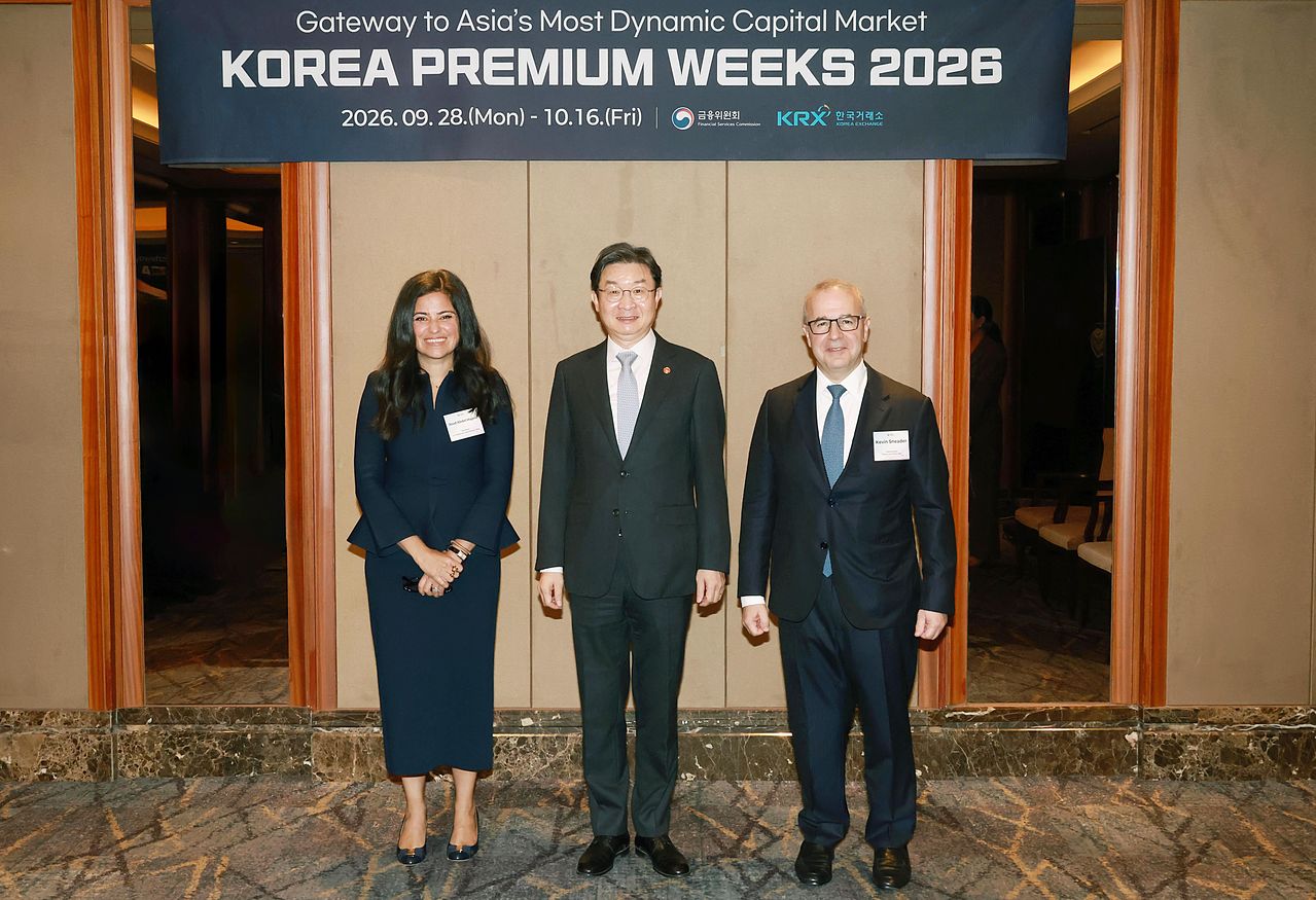 케빈 스니더 골드만삭스 아시아·태평양(일본 제외) 대표(오른쪽)가 28일 서울 소공동 더그랜드롯데 서울에서 열린 코리아 프리미엄 위크 개막식 이후 이억원 금융위원장, 주드 압델 마제이드 블랙록 글로벌 파트너스 공동 총괄과 만나 기념 촬영하고 있다. 연합뉴스