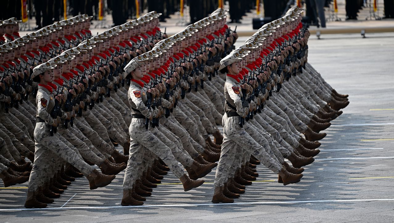 지난 2025년 9월 3일 항일전쟁 승전 80주년 기념 군사퍼레이드에서 여성 민병대가 행군하고 있다. 중국의 의회격인 전국인민대표대회 상무위원회가 지난 8월 전면 개정한 국방동원법이 오는 10월 1일부터 시행에 들어간다. 사진=신화통신