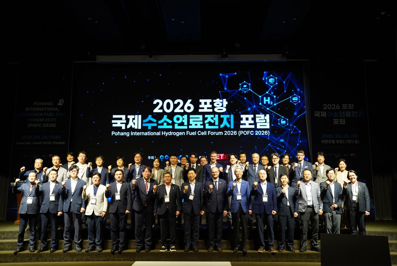 9월 29일 라한호텔 포항에서 열린 ‘2026 포항 국제수소연료전지 포럼’에서 이승재 한국에너지기술평가원 원장(앞줄 왼쪽 여섯째)과 참석자들이 기념촬영을 하고 있다.