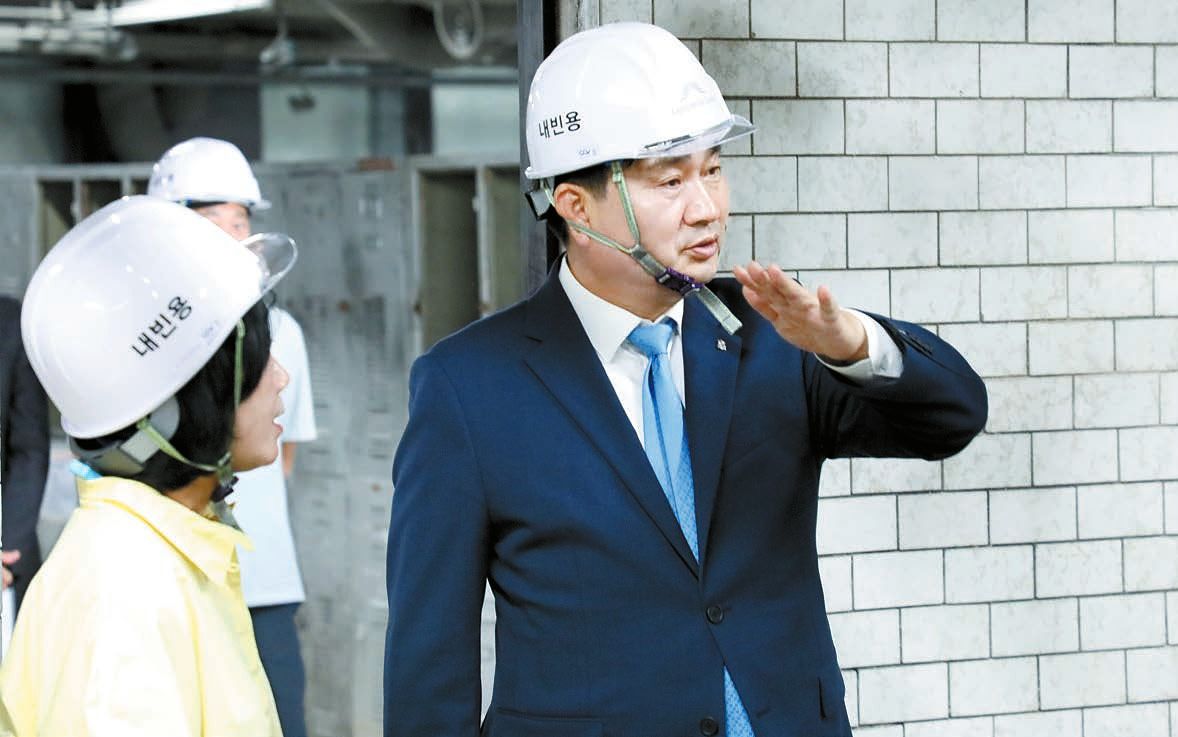 김도균 강원랜드 대표이사가 M650 박물관 마무리 공사 현장을 점검하고 있다. 김 대표이사는 지역 산업유산을 관광자원으로 활용하는 등 강원랜드를 지역과 함께 성장하는 글로벌 공공형 복합리조트로 전환하는 데 주력하고 있다. [사진 강원랜드]
