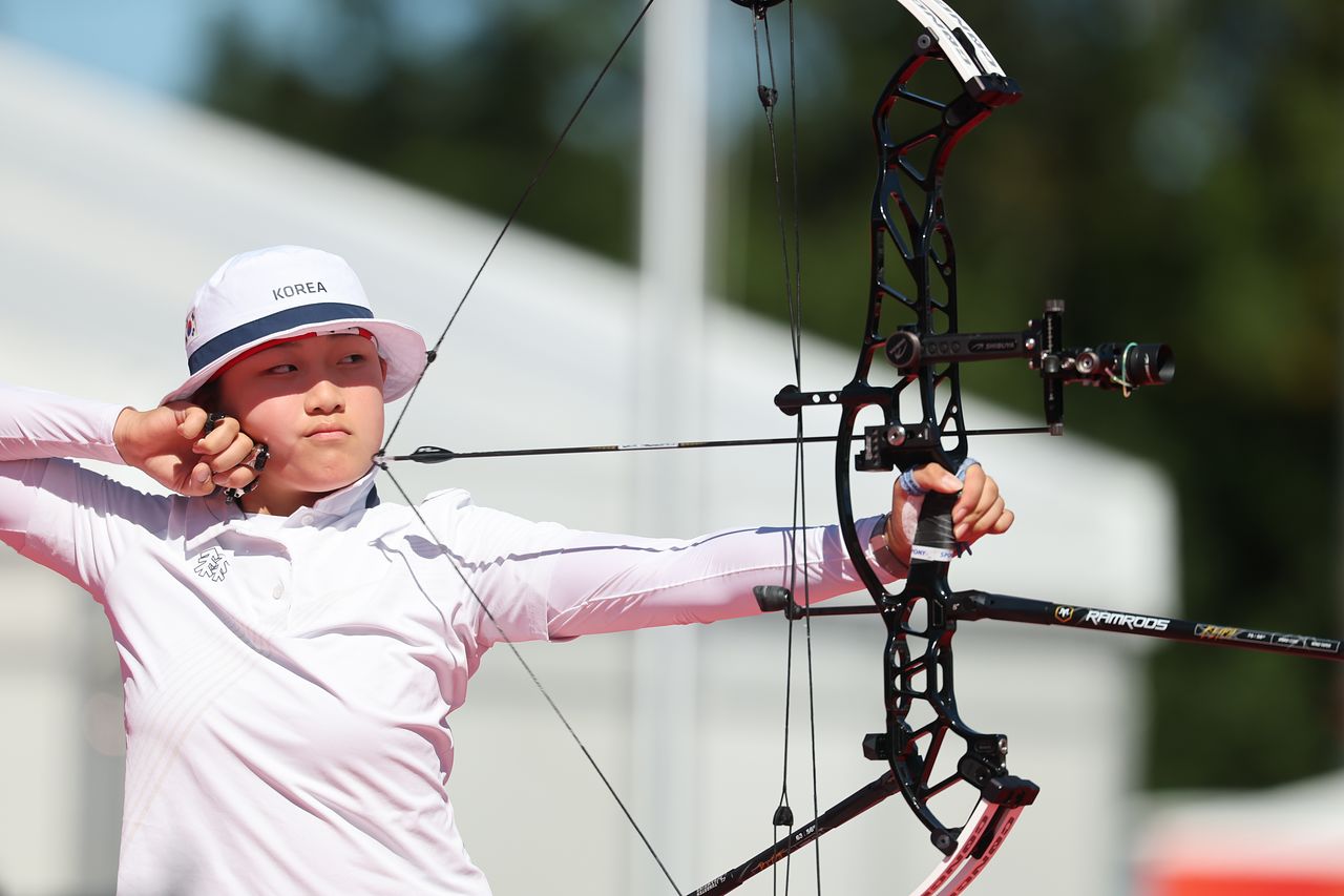 대한민국 강연서가 1일 일본 오카자키 중앙종합공원 다목적광장에서 열린 2026 아이치·나고야 아시안게임 양궁 컴파운드 여자 개인전 준결승에서 인도네시아 아쉬라파 누리사 디안을 상대하고 있다. 뉴스1