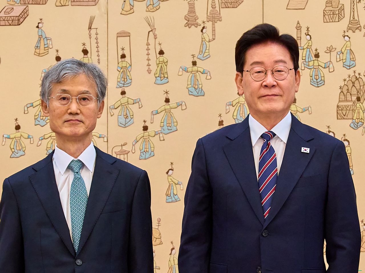이재명 대통령이 지난달 21일 청와대에서 이흥구 전 대법관에게 서훈을 수여한 후 기념촬영을 하고 있다. 왼쪽은 조희대 대법원장. 뉴스1