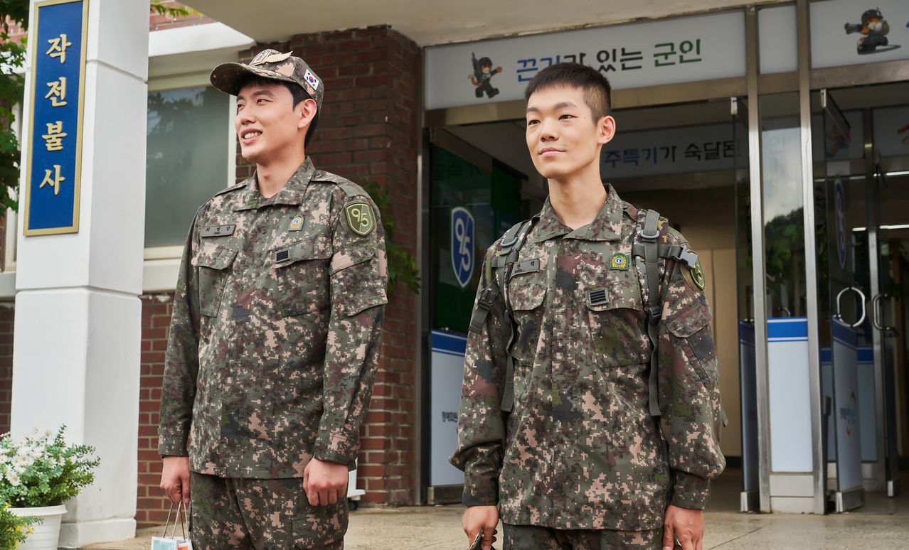 드라마 '신병4: 사보타주'의 한 장면. 최병남 병장(김희수)과 강찬석 병장(이정현, 오른쪽)이 전역하는 모습. 사진 KT스튜디오지니 
