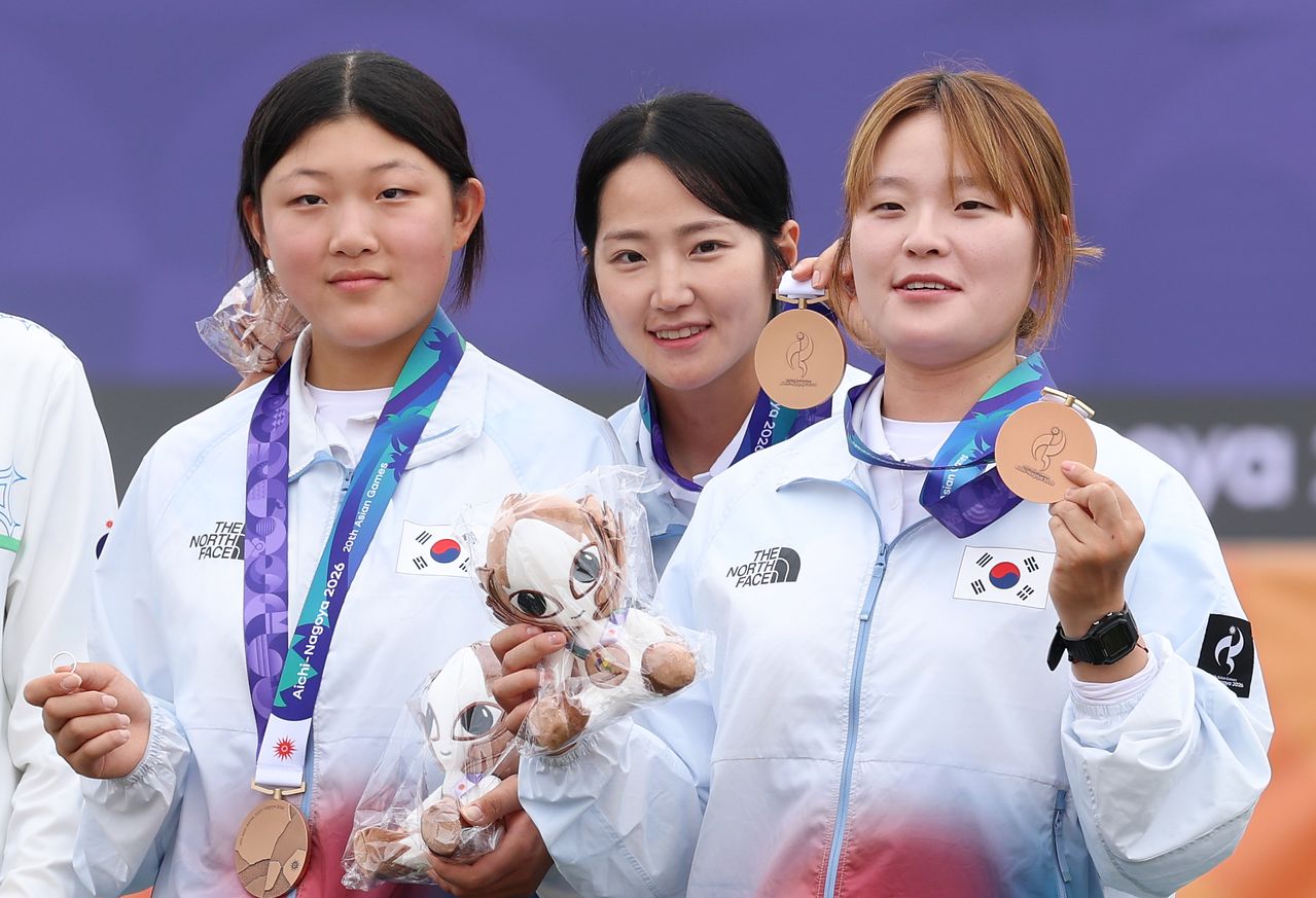 대한민국 강연서(왼쪽부터), 박정윤, 박예린이 30일 일본 오카자키 중앙종합공원 다목적광장에서 열린 2026 아이치·나고야 아시안게임 양궁 컴파운드 여자 단체전 시상식에서 동메달을 목에건 뒤 기념 촬영을 하고 있다.뉴스1