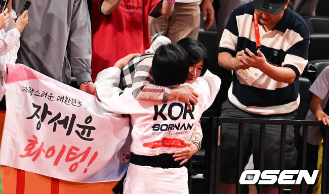 [OSEN=나고야(일본), 박준형 기자] 장세윤이 골든스코어 끝에 한국 유도 첫 메달을 땄다.장세윤은 30일 일본 나고야 아이치 인터내셔널 아레나에서 열린 2026년 아이치·나고야 아시안게임 유도 여자 52㎏급 결승에서 시타 카담보예바(우즈베키스탄)에 연장 끝에 세번째 지도를 받으며 반칙패로 졌다.시상식 후 장시윤이 어머니와 포옹을 하고 있다. 2026.09.30 /  soul1014@osen.co.kr