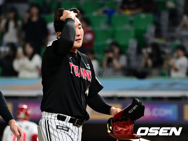 [OSEN=인천, 조은정 기자]프로야구 SSG 랜더스가 LG 트윈스에 끝내기 승리를 거뒀다.SSG는 30일 인천 SSG랜더스필드에서 열린 2026 KBO리그 LG와 경기에서 3-0으로 뒤진 9회말 4점을 뽑아 짜릿한 4-3 끝내기로 승리했다.경기 종료 후 블론세이브를 기록한 LG 손주영이 아쉬워하고 있다. 2026.09.30 /cej@osen.co.kr