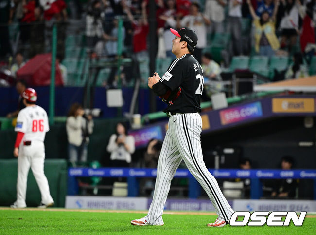 [OSEN=인천, 조은정 기자]30일 인천 SSG랜더스필드에서 ‘2026 신한은행 SOL Bank KBO리그’ SSG 랜더스와 LG 트윈스의 경기가 열렸다.이날 SSG는 김건우, LG는 박시원을 선발투수로 내세웠다.9회말 2사 1,3루에서 LG 손주영이 폭투로 SSG 최지훈에게 동점 득점을 허용한 뒤 아쉬워하고있다. 2026.09.30 /cej@osen.co.kr