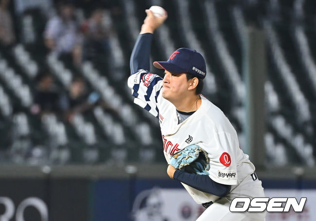 [OSEN=부산, 이석우 기자] 30일 부산 사직야구장에서 2026 신한 SOL KBO 리그 롯데 자이언츠와 키움 히어로즈의 경기가 열렸다. 홈팀 롯데는 로드리게스가, 방문팀 키움은 김성진이 선발 출전했다.롯데 자이언츠 김원중이 역투하고 있다. 2026.09.30 / foto0307@osen.co.kr