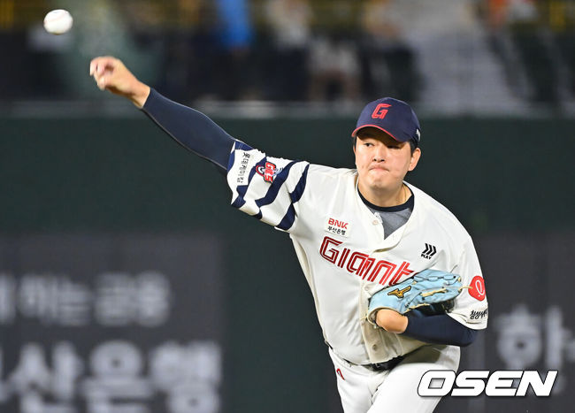 [OSEN=부산, 이석우 기자] 30일 부산 사직야구장에서 2026 신한 SOL KBO 리그 롯데 자이언츠와 키움 히어로즈의 경기가 열렸다. 홈팀 롯데는 로드리게스가, 방문팀 키움은 김성진이 선발 출전했다.롯데 자이언츠 김원중이 역투하고 있다. 2026.09.30 / foto0307@osen.co.kr