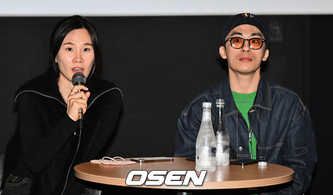 [OSEN=부산, 이석우 기자] 6일 부산 중구 남포동 롯데시네마 대영에서 제27회 부산국제영화제 리퀘스트시네마 ‘이상하고 아름다운 2X9 월드(사람냄새 이효리 · 대리운전 브이로그 · 러브빌런 · 세마리)’의 관객과의 대화(Guest Visit, GV)가 열렸다. 배우 겸 감독 구교환과 이옥섭 감독이 인사를 하고 있다. 2022.10.06 / foto0307@osen.co.kr