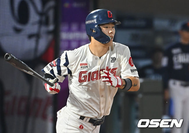 [OSEN=부산, 이석우 기자] 27일 부산 사직야구장에서 2026 신한 SOL KBO 리그 롯데 자이언츠와 한화 이글스의 경기가 열렸다. 홈팀 롯데는 나균안이, 방문팀 한화는 이상규가 선발 출전했다.롯데 자이언츠 고승민이 5회말 무사 1,3루 2루수 앞 땅볼을 치고 있다. 2026.09.27 / foto0307@osen.co.kr