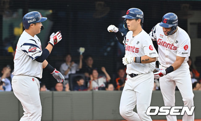 [OSEN=부산, 이석우 기자] 5일 부산 사직야구장에서 2026 신한 SOL KBO 리그 롯데 자이언츠와 한화 이글스의 경기가 열렸다. 홈팀 롯데는 나균안이, 방문팀 한화는 황준서가 선발 출전했다.롯데 자이언츠 고승민이 1회말 2사 1,2루 우월 3점 홈런을 치고 하이파이브를 하고 있다. 2026.09.05 / foto0307@osen.co.kr