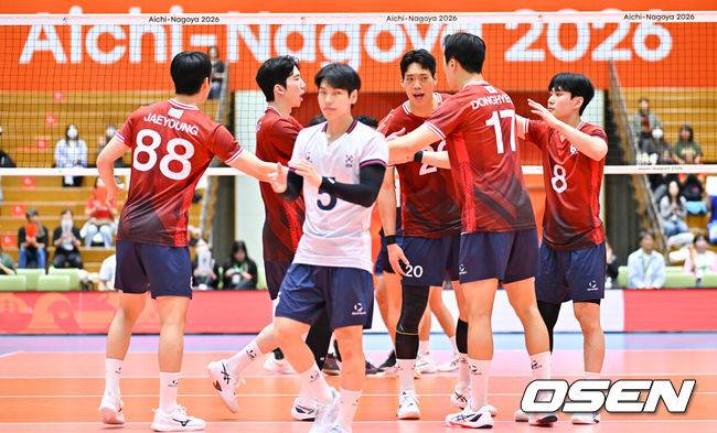 [OSEN=오카자키(일본), 박준형 기자] 1일 일본 오카자키 중앙종합공원 체육관에서 2026 아이치·나고야 아시안게임 배구 한국과 이란의 8강 경기가 진행됐다.조 2위로 8강 진출에 성공한 한국 대표팀은 8강에서 디펜딩 챔피언 이란을 만나게 됐다.4세트 배구대표팀이 득점 후 기뻐하고 있다.   2026.10.01 /  soul1014@osen.co.kr