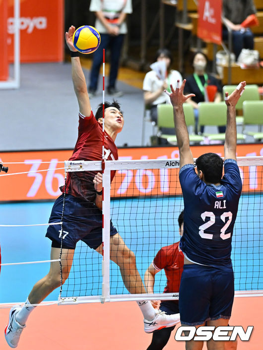 [OSEN=오카자키(일본), 박준형 기자] 1일 일본 오카자키 중앙종합공원 체육관에서 2026 아이치·나고야 아시안게임 배구 한국과 이란의 8강 경기가 진행됐다.조 2위로 8강 진출에 성공한 한국 대표팀은 8강에서 디펜딩 챔피언 이란을 만나게 됐다.2세트 임동혁이 강타를 날리고 있다.   2026.10.01 /  soul1014@osen.co.kr