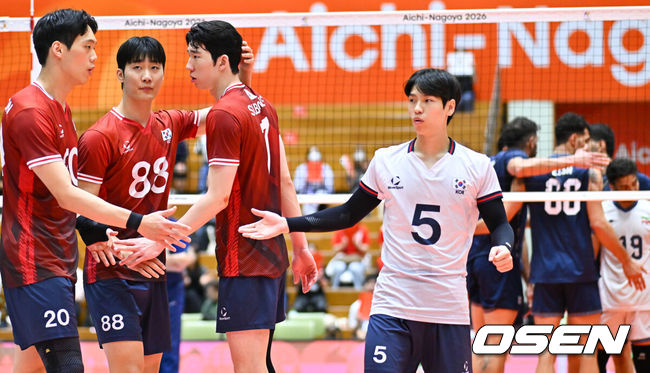 [OSEN=오카자키(일본), 박준형 기자] 1일 일본 오카자키 중앙종합공원 체육관에서 2026 아이치·나고야 아시안게임 배구 한국과 이란의 8강 경기가 진행됐다.조 2위로 8강 진출에 성공한 한국 대표팀은 8강에서 디펜딩 챔피언 이란을 만나게 됐다.4세트 배구대표팀이 실점 후 아쉬워하고 있다.   2026.10.01 /  soul1014@osen.co.kr