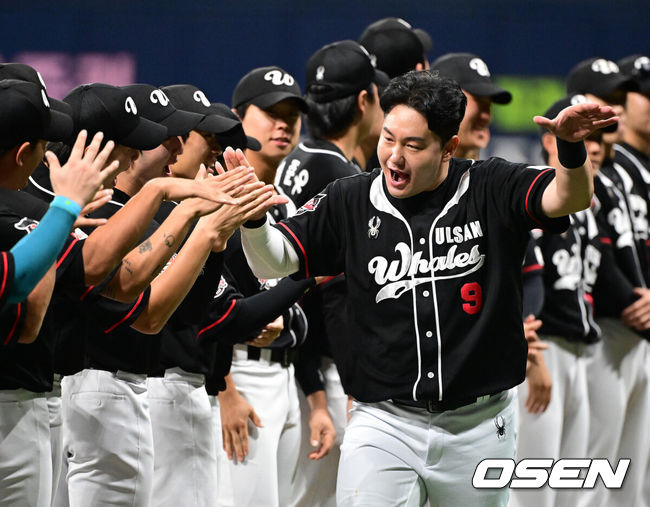 [OSEN=지형준 기자] 28일 서울 고척스카이돔에서 2026 KBO 퓨처스리그 챔피언 결정전 울산 웨일즈와 상무 피닉스의 경기가 열렸다.울산은 오카다, 상무는 김대호가 선발로 나섰다.경기에 앞서 울산 최지만이 라인업 소개에 그라운드에 나서며 동료선수들과 하이파이브를 하고 있다. 2026.09.28 / jpnews@osen.co.kr
