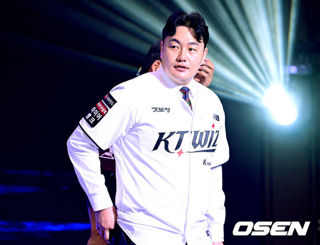 [OSEN=최규한 기자] 21일 오후 서울 잠실동 롯데호텔 월드 크리스탈볼룸에서 ‘2027 KBO 신인드래프트’가 열렸다.이번 신인드래프트는 2025시즌 순위의 역순에 따라 키움 히어로즈, 두산 베어스, KIA 타이거즈, 롯데 자이언츠, KT 위즈, NC 다이노스, 삼성 라이온즈, SSG 랜더스, 한화 이글스, LG 트윈스 순서로 1라운드부터 11라운드까지 지명할 수 있다.전체 15순위로 KT 지명을 받은 최지만이 기념촬영을 준비하고 있다. 2026.09.21 / dreamer@osen.co.kr