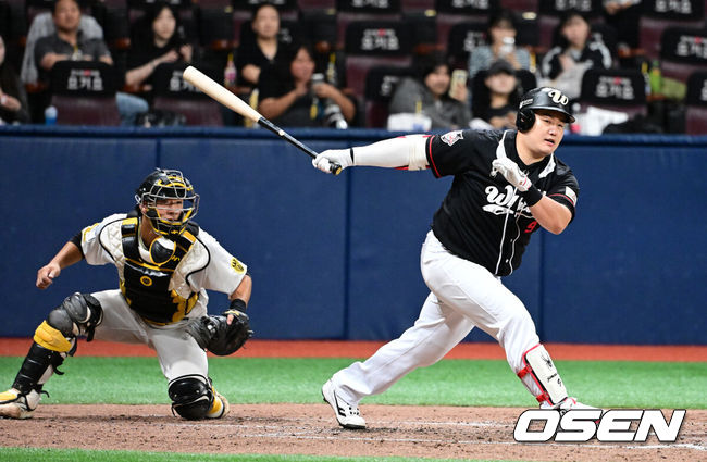 [OSEN=지형준 기자] 28일 서울 고척스카이돔에서 2026 KBO 퓨처스리그 챔피언 결정전 울산 웨일즈와 상무 피닉스의 경기가 열렸다.울산은 오카다, 상무는 김대호가 선발로 나섰다.3회초 1사 1루에서 울산 최지만이 삼진을 당하고 있다. 2026.09.28 / jpnews@osen.co.kr