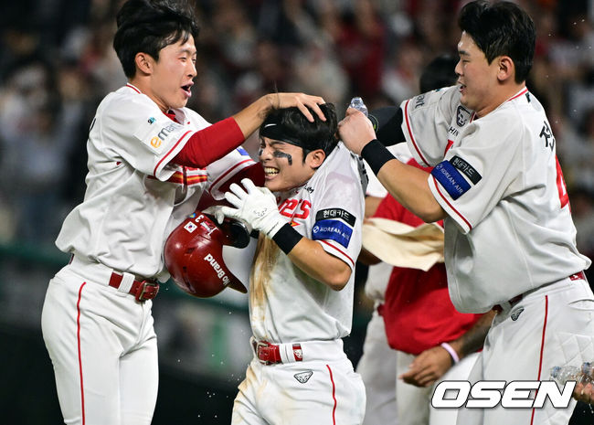 [OSEN=인천, 조은정 기자]프로야구 SSG 랜더스가 LG 트윈스에 끝내기 승리를 거뒀다.SSG는 30일 인천 SSG랜더스필드에서 열린 2026 KBO리그 LG와 경기에서 3-0으로 뒤진 9회말 4점을 뽑아 짜릿한 4-3 끝내기로 승리했다.SSG 정준재가 끝내기 적시타를 날린 뒤 축하를 받고 있다. 2026.09.30 /cej@osen.co.kr