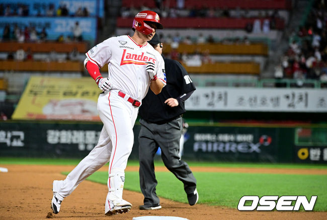 [OSEN=인천, 조은정 기자]1일 인천 SSG랜더스필드에서 ‘2026 신한은행 SOL Bank KBO리그’ SSG 랜더스와 LG 트윈스의 경기가 열렸다.이날 SSG는 김민준, LG는 임찬규를 선발투수로 내세웠다.2회말 2사에서 SSG 김재환이 중월 선제 솔로포를 날린 뒤 베이스를 돌고 있다. 개인 통산 300홈런 기록. 2026.10.01 /cej@osen.co.kr