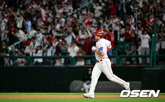 [OSEN=인천, 조은정 기자]1일 인천 SSG랜더스필드에서 ‘2026 신한은행 SOL Bank KBO리그’ SSG 랜더스와 LG 트윈스의 경기가 열렸다.이날 SSG는 김민준, LG는 임찬규를 선발투수로 내세웠다.2회말 2사에서 SSG 김재환이 중월 선제 솔로포를 날린 뒤 베이스를 돌고 있다. 개인 통산 300홈런 기록. 2026.10.01 /cej@osen.co.kr