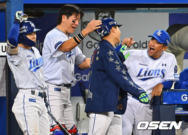 [OSEN=대구, 이석우 기자] 1일 대구삼성라이온즈파크에서 2026 신한 SOL KBO 리그 삼성 라이온즈와 한화 이글스의 경기가 열렸다. 홈팀 삼성은 원태인이, 방문팀 한화는 황준서가 선발 출전했다. 삼성 라이온즈 김헌곤이 5회말 좌월 솔로 홈런을 치고 하이파이브를 하고 있다. 2026.10.01 / foto0307@osen.co.kr