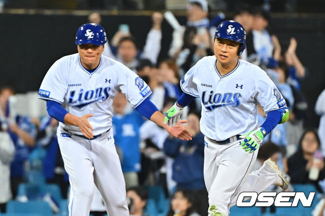 [OSEN=대구, 이석우 기자] 1일 대구삼성라이온즈파크에서 2026 신한 SOL KBO 리그 삼성 라이온즈와 한화 이글스의 경기가 열렸다. 홈팀 삼성은 원태인이, 방문팀 한화는 황준서가 선발 출전했다. 삼성 라이온즈 김헌곤이 5회말 좌월 솔로 홈런을 치고 하이파이브를 하고 있다. 2026.10.01 / foto0307@osen.co.kr