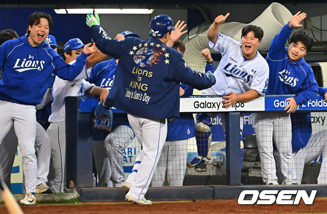 [OSEN=대구, 이석우 기자] 1일 대구삼성라이온즈파크에서 2026 신한 SOL KBO 리그 삼성 라이온즈와 한화 이글스의 경기가 열렸다. 홈팀 삼성은 원태인이, 방문팀 한화는 황준서가 선발 출전했다. 삼성 라이온즈 김헌곤이 5회말 좌월 솔로 홈런을 치고 하이파이브를 하고 있다. 2026.10.01 / foto0307@osen.co.kr