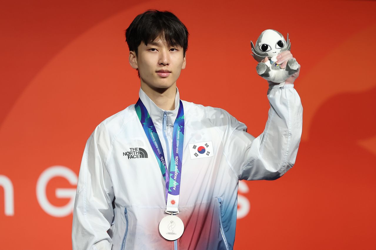대한민국 이도현이 30일 일본 포트메세 나고야에서 열린 2026 아이치·나고야 아시안게임 클라이밍 남자 볼더링 시상식에서 은메달을 목에 걸고 있다. 뉴스1
