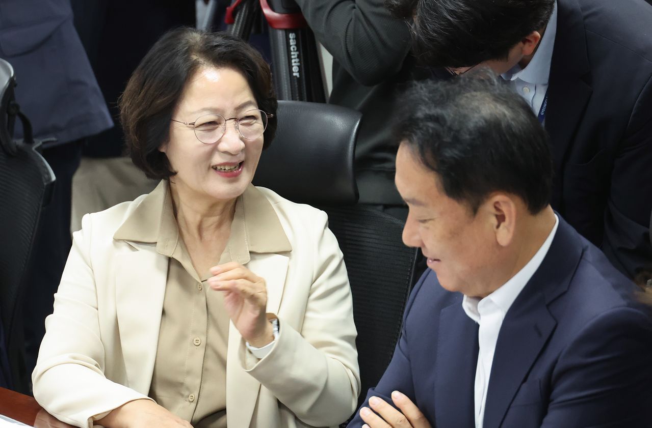 추미애 경기도지사와 이광재 국회 예결위원장이 지난달 29일 서울 여의도 국회 의원회관에서 열린 미래대응기금 당정협의에서 대화하고 있다. 뉴스1