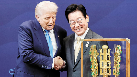 이재명 대통령이 지난해 10월 29일 경북 경주박물관에서 도널드 트럼프 미국 대통령에게 '천마총 금관 모형'을 선물한 뒤 악수하고 있다.연합뉴스