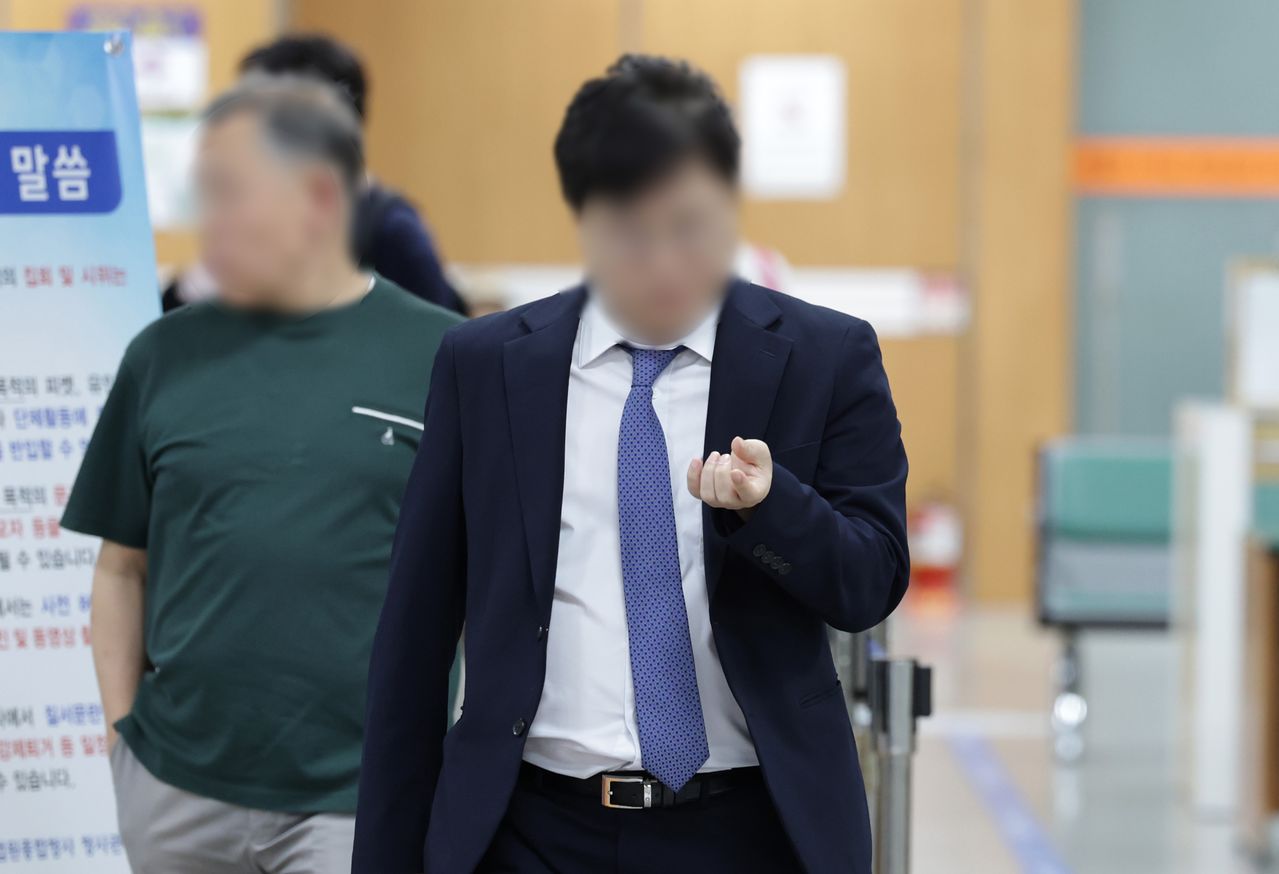 법무부 장관 후보자였던 김승원 더불어민주당 의원의 신약 청탁 의혹에 연루된 제넨셀 창업주 강모 교수가 30일 열린 2심 선고공판에 출석하고 있다. [연합뉴스]