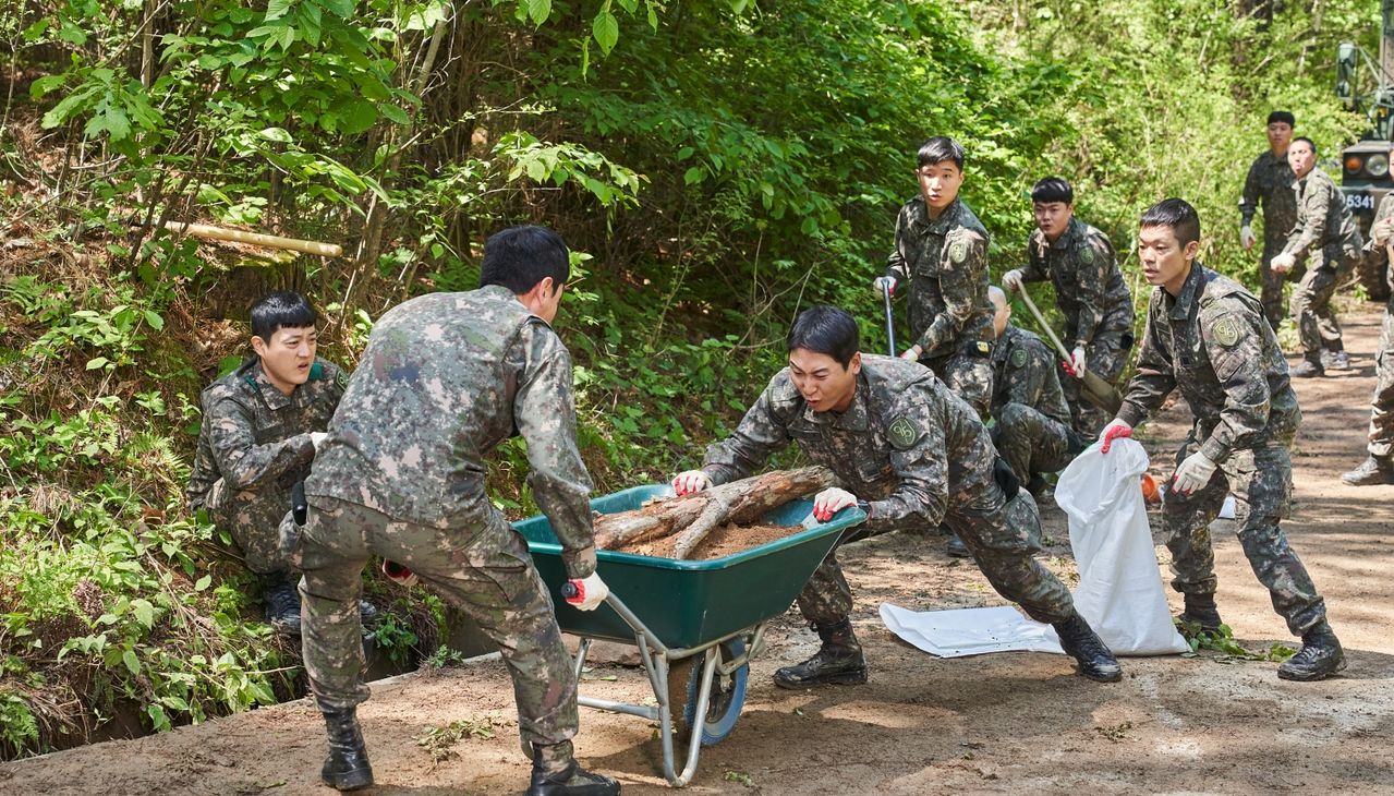 드라마 '신병4: 사보타주'의 한 장면. 신화부대 장병들이 수해 복구 대민 지원 활동을 벌이고 있다. 사진 KT스튜디오지니 