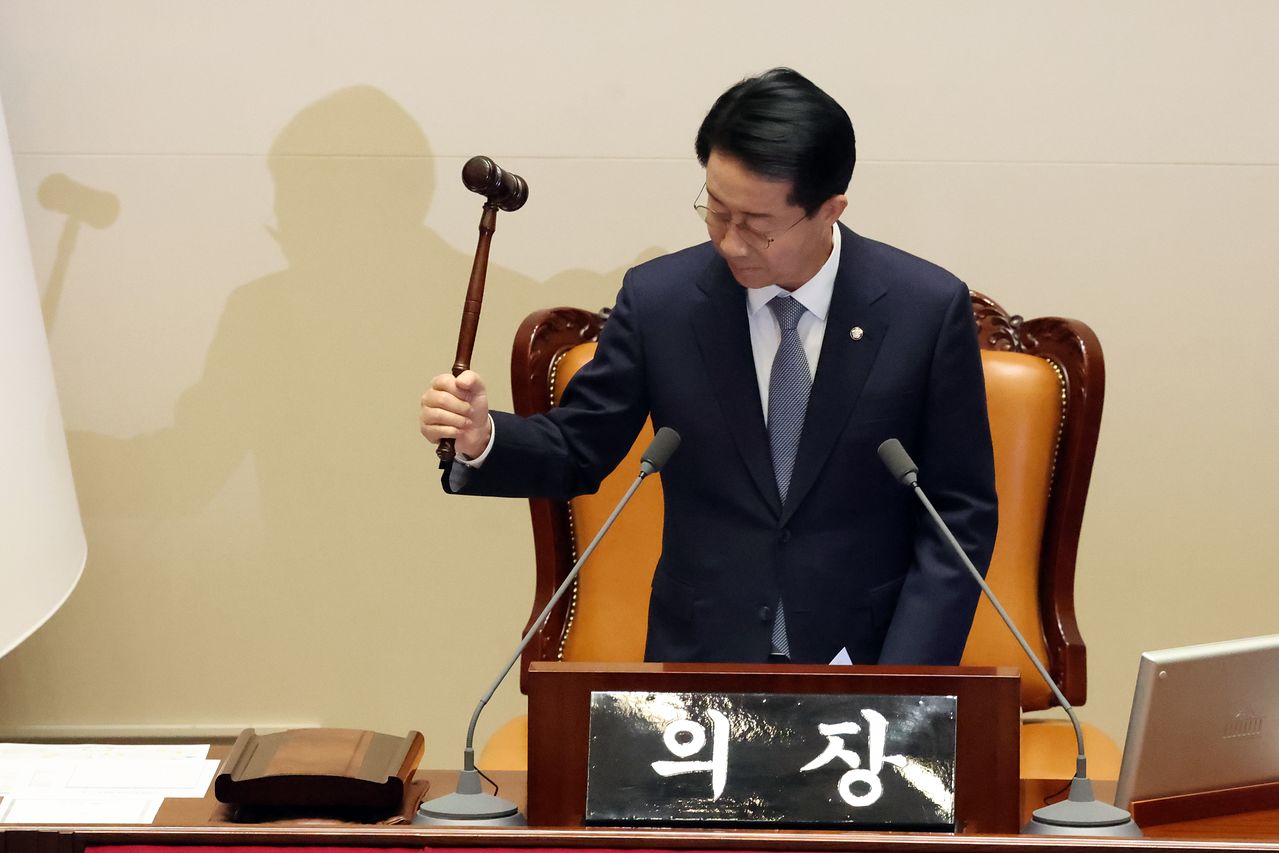 조정식 국회의장이 1일 오후 서울 여의도 국회에서 열린 제439회국회(정기회) 제10차 본회의에서 의사봉을 두드리고 있다. 뉴스1