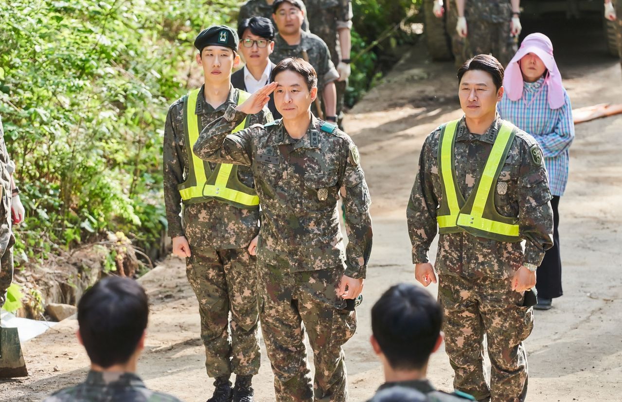 드라마 '신병4: 사보타주'의 한 장면. 대대장 변혁진 중령(이현균)이 경례를 하고 있다. 오른쪽은 중대장 조백호 대위(오대환). 사진 KT스튜디오지니 