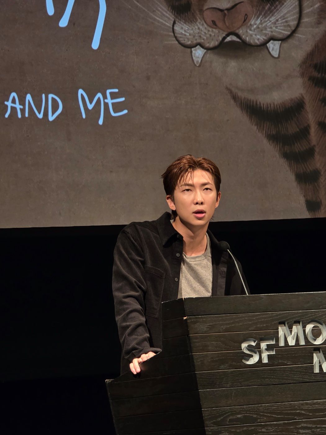 기자간담회에서 인사말 하는 RM. 샌프란시스코=우정아 포스텍 교수 