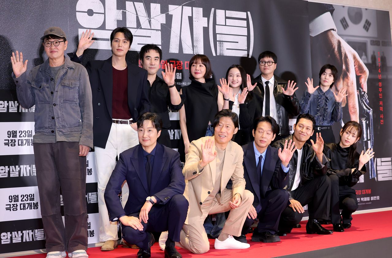 허진호 감독을 비롯한 출연 배우들이 21일 오후 서울 송파구 롯데시네마 월드타워점에서 열린 영화 '암살자(들)' VIP 시사회에 참석해 포즈를 취하고 있다. 뉴스1