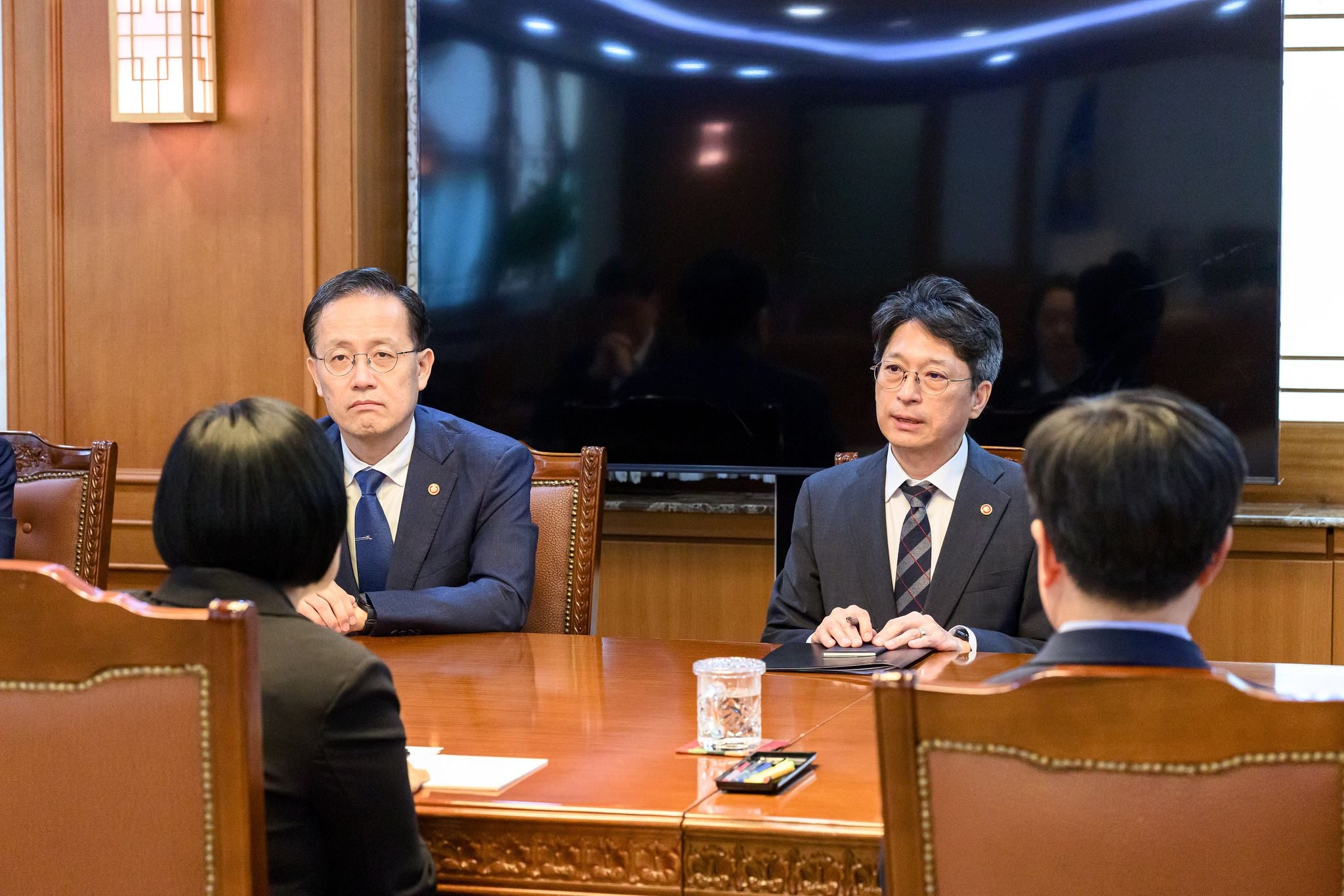 이형일 부총리 겸 재정경제부 장관과 홍지선 국토교통부 장관이 30일 서울 종로구 정부서울청사에서 열린 주택정책 관계장관 간담회에서 한성숙 국무총리의 발언을 듣고 있다. 사진 총리실