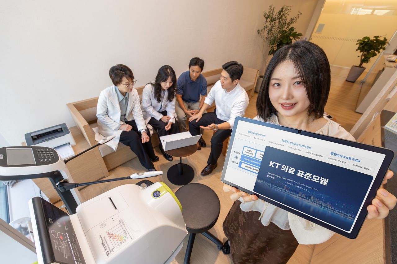KT가 병원별 수요에 맞춘 인프라부터 데이터 플랫폼, AI 서비스까지 아우르는 '의료 표준모델'을 앞세워 전국 상급종합병원과 종합병원과 협력해 국내 의료 생산성 향상과 병원 경영혁신을 선도한다고 1일 밝혔다. 사진은 서울 시내 한 병원에서 KT 직원이 병원 관계자에게 '의료 표준모델'을 설명하는 모습. 사진 KT 제공