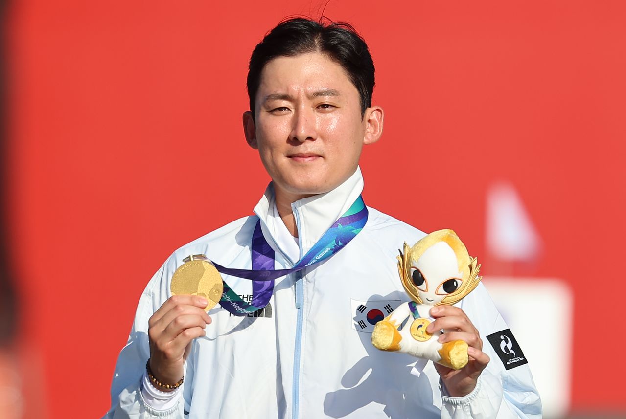 대한민국 김종호가 1일 일본 오카자키 중앙종합공원 다목적광장에서 열린 2026 아이치·나고야 아시안게임 양궁 컴파운드 남자 개인전 시상식에서 금메달을 목에 걸고 기뻐하고 있다. 뉴스1