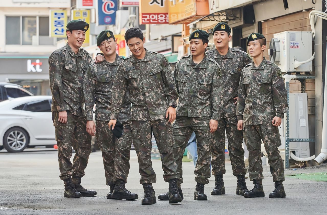 드라마 '신병4: 사보타주'의 한 장면. 신화부대 장병들이 외박을 나온 모습. 사진 KT스튜디오지니