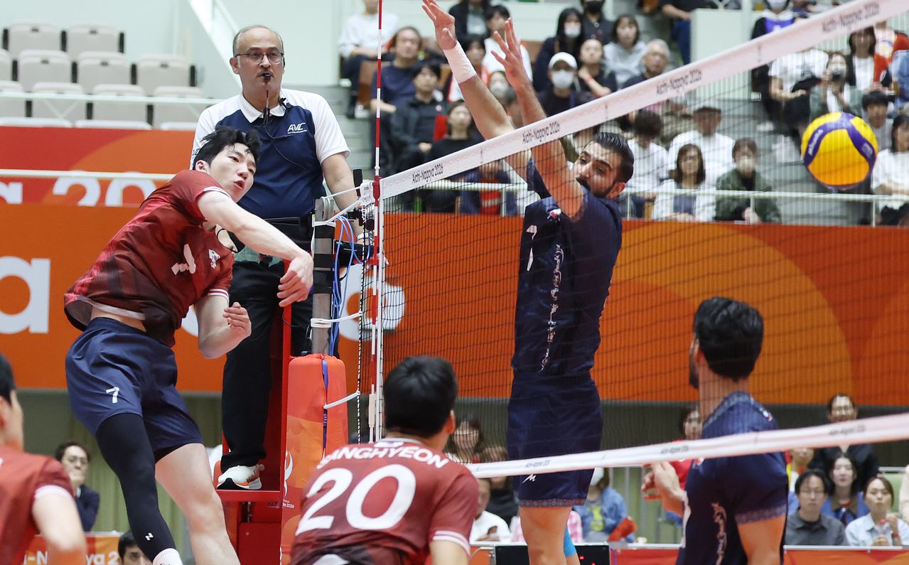 1일 일본 오카자키 중앙종합공원 종합체육관에서 열린 2026 아이치·나고야 아시안게임 남자 배구 8강 한국과 이란의 경기. 한국 허수봉이 스파이크를 하고 있다. 연합뉴스